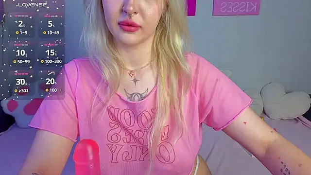 Snapshot of BlondieSummer chatting on July 18, 2026, 7:17 pm BlondieSummer online show from July 18, 2026, 7:17 pm