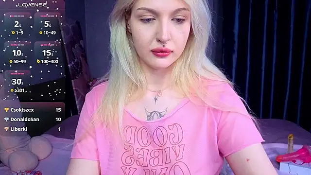 Snapshot of BlondieSummer chatting on July 21, 2026, 8:00 pm BlondieSummer online show from July 21, 2026, 8:00 pm