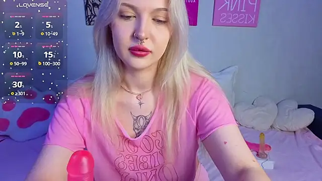 Snapshot of BlondieSummer chatting on July 23, 2026, 6:39 pm BlondieSummer online show from July 23, 2026, 6:39 pm