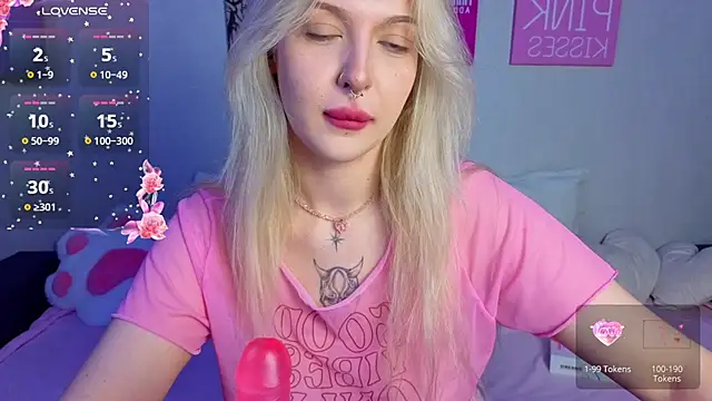 Snapshot of BlondieSummer chatting on July 25, 2026, 4:15 pm BlondieSummer online show from July 25, 2026, 4:15 pm