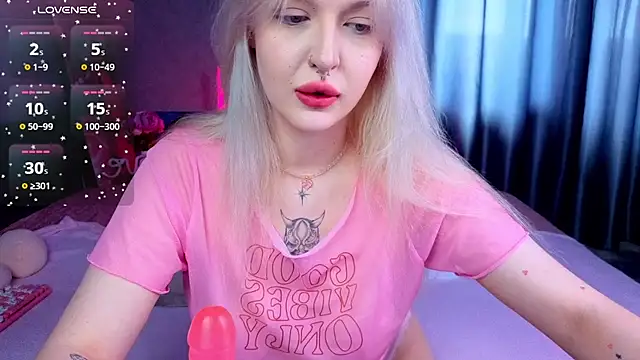 Snapshot of BlondieSummer chatting on July 26, 2026, 9:27 am BlondieSummer online show from July 26, 2026, 9:27 am