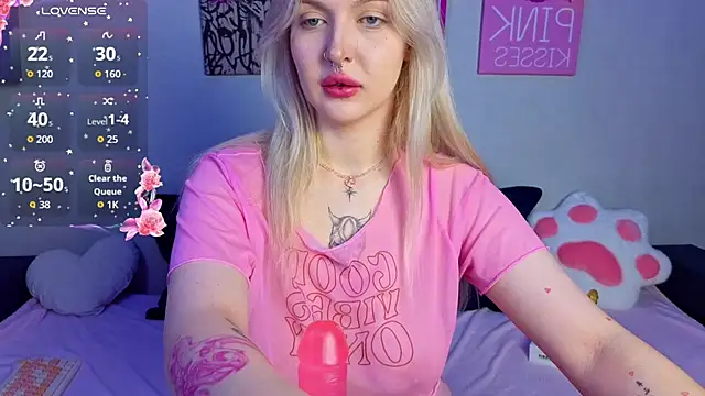 Snapshot of BlondieSummer chatting on August 1, 2026, 6:18 pm BlondieSummer online show from August 1, 2026, 6:18 pm