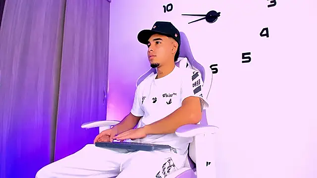 Snapshot of victor_ospina chatting on March 27, 2026, 1:00 pm victor ospina online show from March 27, 2026, 1:00 pm