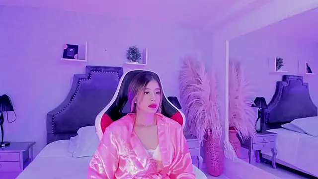 EmilyJohnsoon online show from April 25, 2026, 2:47 pm