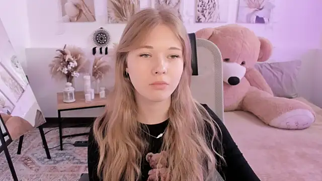 LunasFrost online show from April 8, 2026, 8:14 am