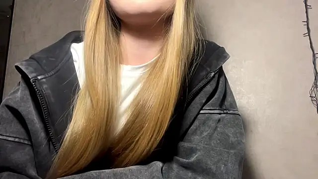 Snapshot of CarolineNine chatting on April 28, 2026, 4:23 pm CarolineNine online show from April 28, 2026, 4:23 pm