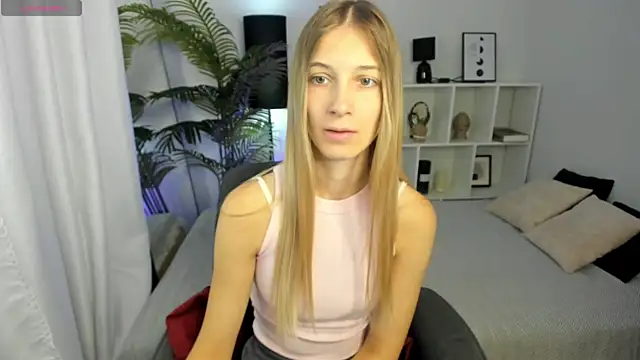 Snapshot of LauraPurr chatting on July 10, 2026, 7:12 am LauraPurr online show from July 10, 2026, 7:12 am