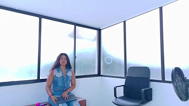 Snapshot of AhslyEvans__ chatting on May 25, 2026, 7:31 pm AhslyEvans online show from May 25, 2026, 7:31 pm