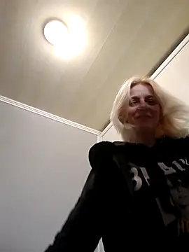 MiaLove183 online show from March 28, 2026, 12:05 pm