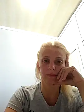 Snapshot of MiaLove183 chatting on July 20, 2026, 1:35 pm MiaLove183 online show from July 20, 2026, 1:35 pm