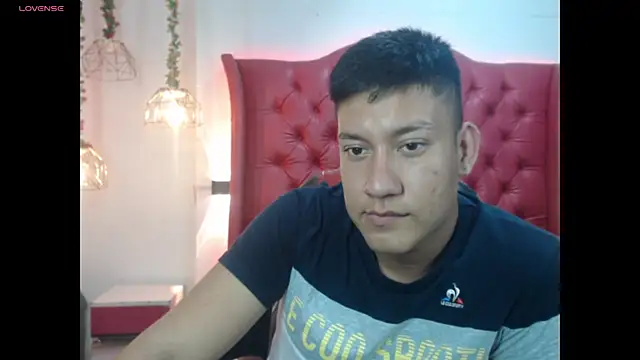 Snapshot of DominantBoy4 chatting on July 9, 2026, 4:05 am DominantBoy4 online show from July 9, 2026, 4:05 am