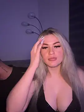 tiiffyy online show from April 16, 2026, 7:47 pm