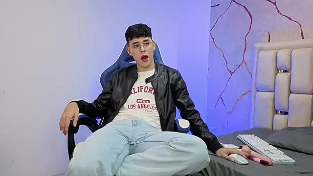 Tom Parker  online show from April 10, 2026, 10:14 pm