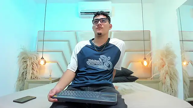 Snapshot of DylanLuxe chatting on March 25, 2026, 6:30 am DylanLuxe online show from March 25, 2026, 6:30 am