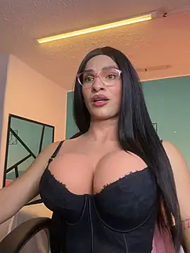 Snapshot of Honey__kiss chatting on June 14, 2026, 2:24 am Honey kiss online show from June 14, 2026, 2:24 am