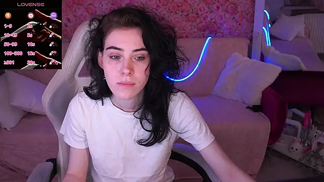 Snapshot of CurleyBlueEyes chatting on March 27, 2026, 1:44 pm CurleyBlueEyes online show from March 27, 2026, 1:44 pm