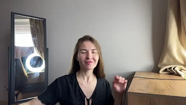 LauraJess  online show from April 30, 2026, 7:14 am