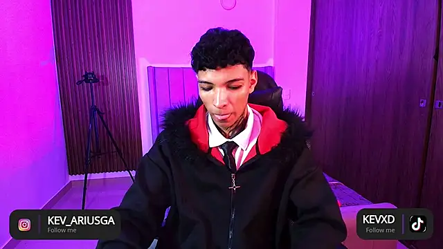 im Usuga online show from April 14, 2026, 3:51 pm