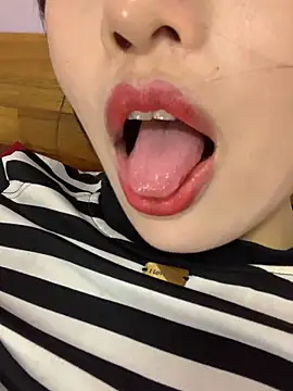 Snapshot of Sapphire-zz chatting on April 30, 2026, 1:17 pm Sapphire-zz online show from April 30, 2026, 1:17 pm