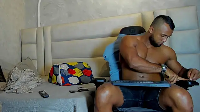 Snapshot of Dark_lennox chatting on May 25, 2026, 1:44 am Dark lennox online show from May 25, 2026, 1:44 am