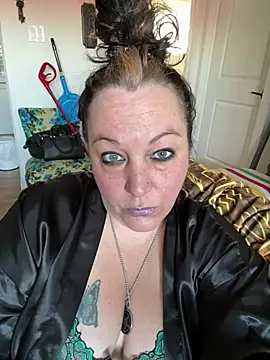 Queenemerald online show from March 28, 2026, 7:02 pm