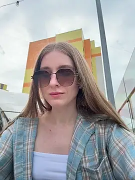 AliceVilliers online show from July 7, 2026, 11:03 am