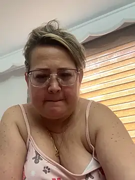 Martinacurvy  online show from April 12, 2026, 6:46 pm