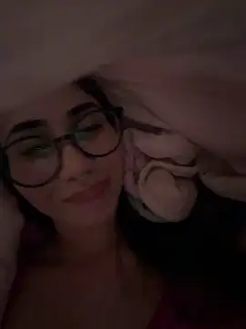 juliacosta online show from May 6, 2026, 1:03 am