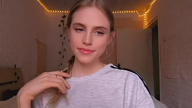 Snapshot of EveCoutch chatting on April 1, 2026, 12:06 pm EveCoutch online show from April 1, 2026, 12:06 pm