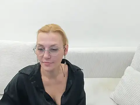Snapshot of OeigesMik chatting on April 10, 2026, 10:53 am OeigesMik online show from April 10, 2026, 10:53 am