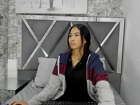 AlondraHYH online show from April 3, 2026, 7:01 pm