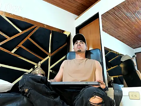 Snapshot of LucaColmal chatting on April 6, 2026, 3:37 am LucaColmal online show from April 6, 2026, 3:37 am