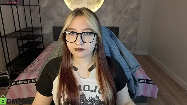 Snapshot of Luna_Host chatting on April 3, 2026, 2:09 am Luna Host online show from April 3, 2026, 2:09 am