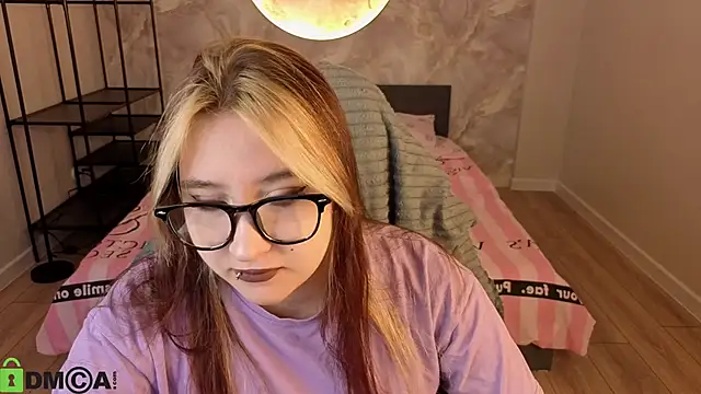 Snapshot of Luna_Host chatting on April 7, 2026, 1:28 am Luna Host online show from April 7, 2026, 1:28 am