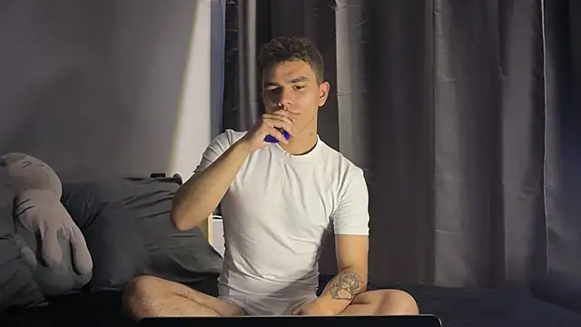 Snapshot of MaxWoolf chatting on July 8, 2026, 1:48 pm MaxWoolf online show from July 8, 2026, 1:48 pm