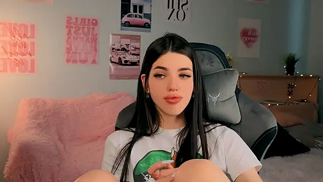 Snapshot of molly_rettyy chatting on April 11, 2026, 7:45 am molly rettyy online show from April 11, 2026, 7:45 am