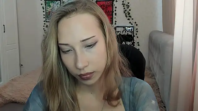 Snapshot of Emmarayder chatting on May 20, 2026, 11:05 am Emmarayder online show from May 20, 2026, 11:05 am
