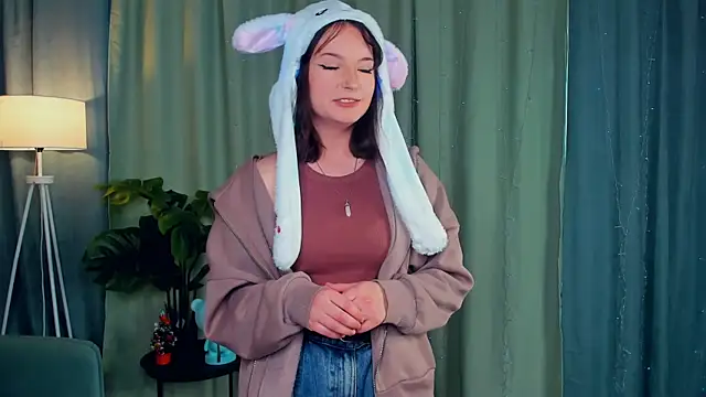 SunniPhoenix online show from April 1, 2026, 5:41 am