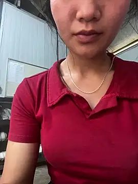 Snapshot of Elisa-a chatting on April 2, 2026, 9:40 am Elisa-a online show from April 2, 2026, 9:40 am