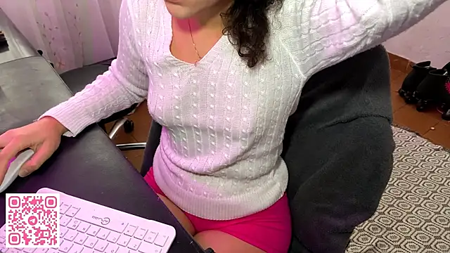 Snapshot of petitecurlybrunette chatting on June 26, 2026, 4:22 pm petitecurlybrunette online show from June 26, 2026, 4:22 pm