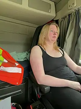 TruckerBabeLeenchen online show from April 13, 2026, 9:37 am