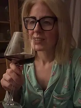 Laylaskyexx online show from April 15, 2026, 9:26 pm