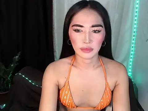 Snapshot of urasiankylie chatting on June 8, 2026, 5:35 pm urasiankylie online show from June 8, 2026, 5:35 pm