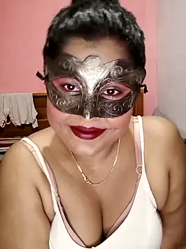 Maskedcurves online show from May 7, 2026, 7:14 am