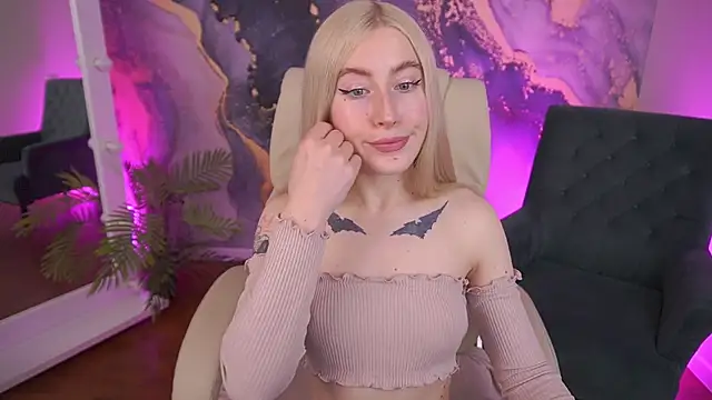 Snapshot of MelaniiePlay chatting on May 13, 2026, 1:08 pm MelaniiePlay online show from May 13, 2026, 1:08 pm