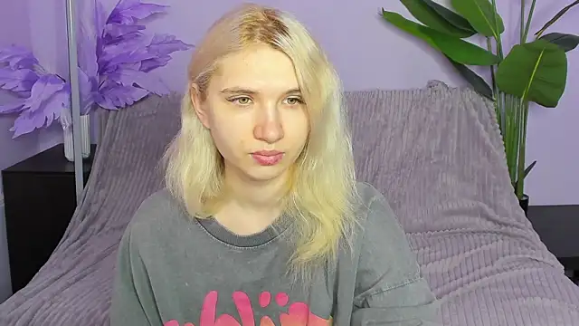 Kitty Blondie online show from April 7, 2026, 4:13 am