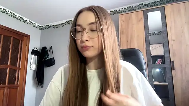 Milaissocute online show from April 25, 2026, 10:18 am