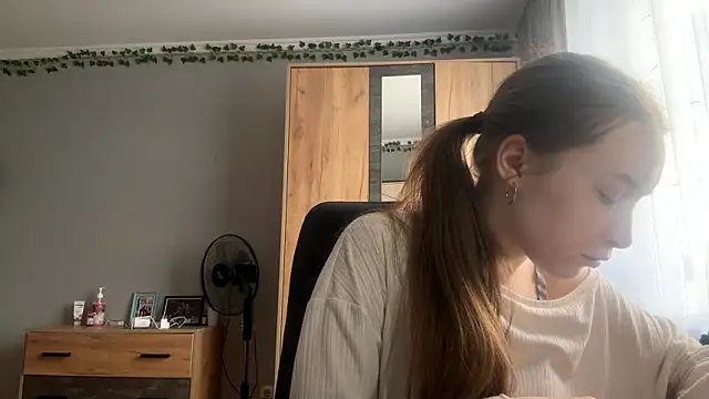 Milaissocute online show from May 12, 2026, 12:35 pm