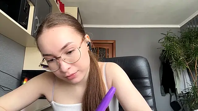 Milaissocute online show from May 14, 2026, 11:17 am