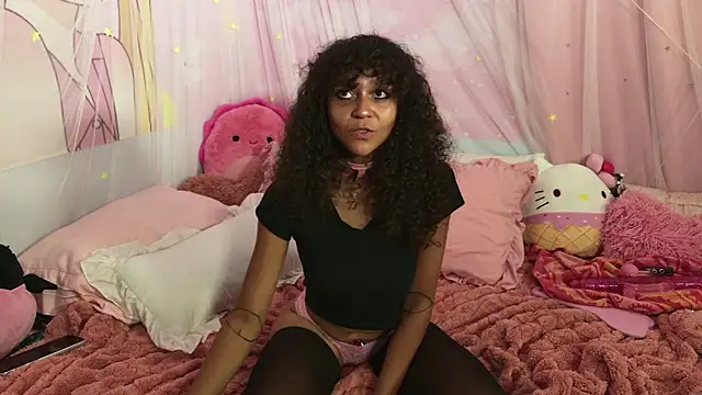 Snapshot of mia_hart chatting on June 21, 2026, 7:33 am mia hart online show from June 21, 2026, 7:33 am
